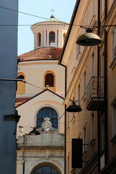 Собор Святого Вита в стиле барокко с узкой аллеи в Риеке Хорватия — стоковое фото