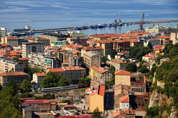 Rijeka techos rojos del centro con tren, autobuses y barcos Croacia —  Fotos de Stock