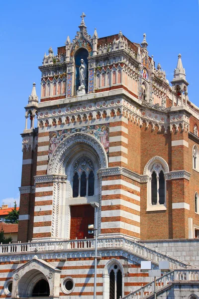 Facciata neo-gotica Chiesa di Nostra Signora di Lourdes Fiume Croazia — Foto Stock