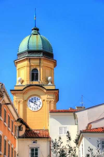Torre de relógio barroco amarelo edifício marco de Rijeka Croácia — Fotografia de Stock