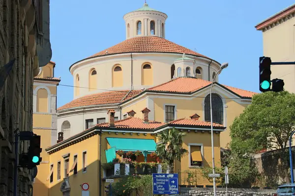 Chiesa rotonda barocca al sole estivo nella città di Fiume Croazia — Foto Stock