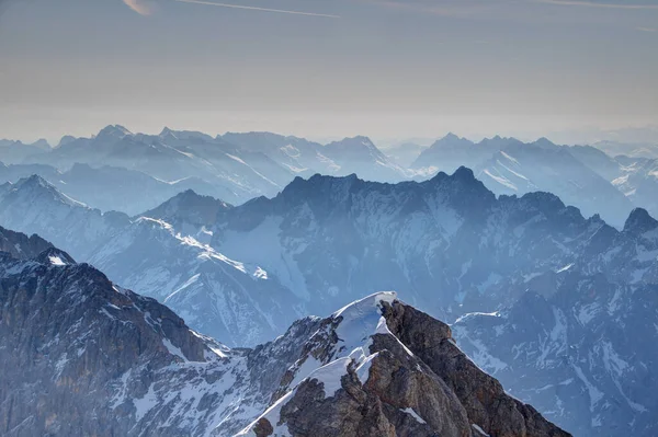 Widok Zaśnieżony Grzbiet Jubilaumsgrat Poszarpanym Szczytem Dreitorspitze Porannych Warstwach Mgły — Zdjęcie stockowe
