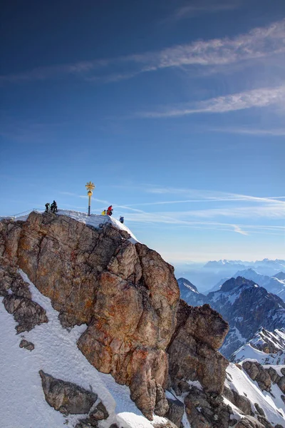 Cúpula Dourada Cruz Minúsculos Alpinistas Topo Pico Zugspitze Ponto Mais Imagens De Bancos De Imagens Sem Royalties