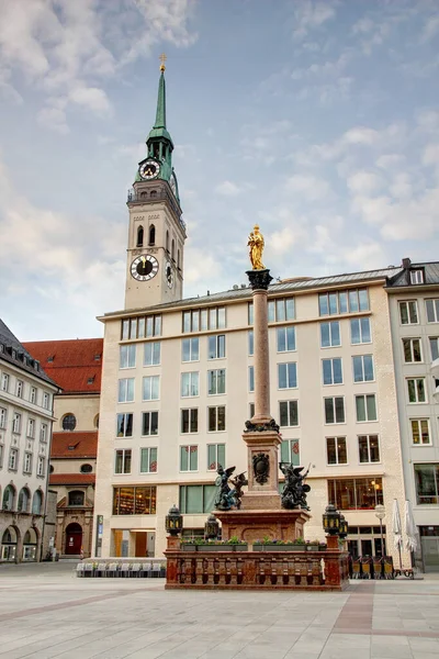 Statua Della Vergine Oro Colonna Mariensaule Con Torre Della Chiesa — Foto Stock