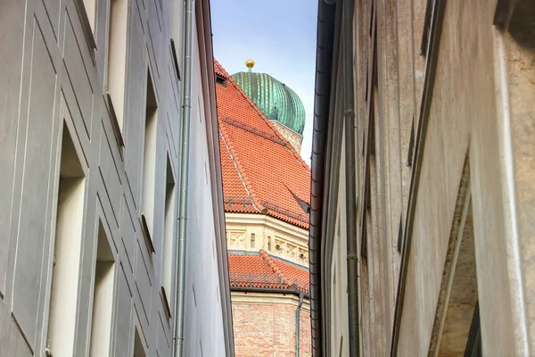 Widok Żabiego Oka Wąską Uliczkę Subtelnymi Szczegółami Katedry Frauenkirche Zabytkowy — Zdjęcie stockowe