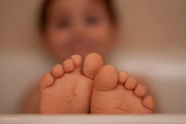 Niños pequeños pies en la bañera — Foto de Stock