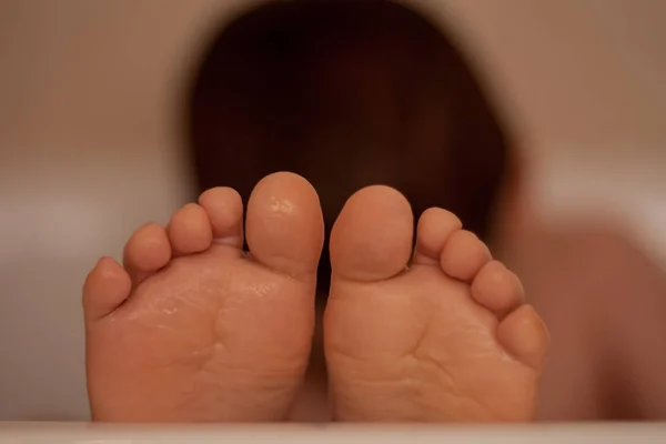 Little boys feet in the bathtub — Stock Photo, Image