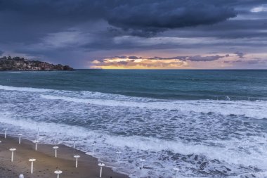 Deniz kıyısı Sunset'teki fırtınası