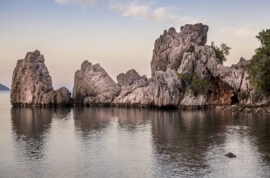 Kayalıklar sudaki yansıması ile görünümünü