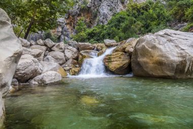 Alt görünümü taşlı şelale