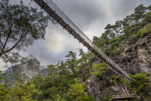 Vista inferior da ponte de suspensão de corda — Fotografia de Stock