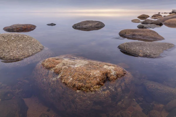 Камни в Ладожском озере на закате — стоковое фото