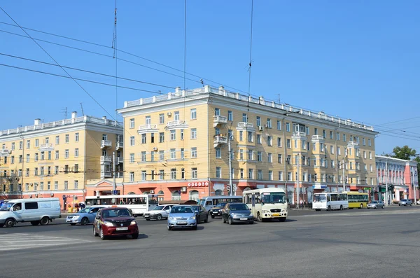 Barnaul, Rusia, Agustus, 17, 2016. Persimpangan Lenin Avenue dan Builders Avenue di Barnaul pada musim panas — Stok Foto
