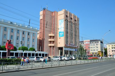 Barnaul, Rusya, Ağustos, 17, 2016. Arabalar Altay yakınındaki Barnaul Üniversitesi Devlet