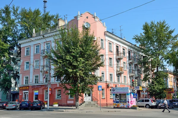 2016年8月17日, 俄罗斯巴纳尔。位于巴努尔的列宁大道和加盟共和国街道交叉口的7040屋 — 图库照片