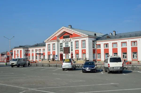 Barnaul, Russia, August, 17, 2016. Cars near Railway station in Barnaul in summer — Stock Photo, Image