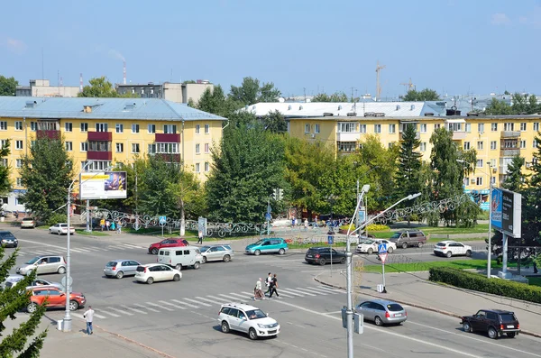 Barnaul, Rusya, Ağustos, 17, 2016. Yaz aylarında Barnaul şehir kapısı Sosyalist (Sotsialistichesky) Avenue ve sokak gençlik (Molodyozhnaya) — Stok fotoğraf