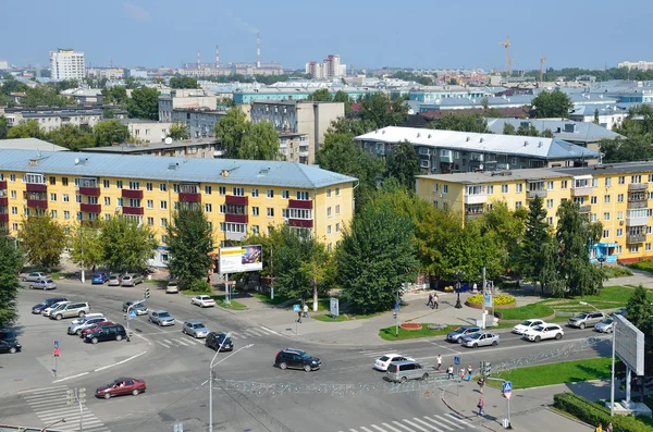 Barnaoel, Rusland, augustus, 17, 2016. Overstekende kinderen de socialistische (Sotsialistichesky) Avenue en straat jeugd (Molodyozhnaya) in de stad Barnaoel in de zomer — Stockfoto