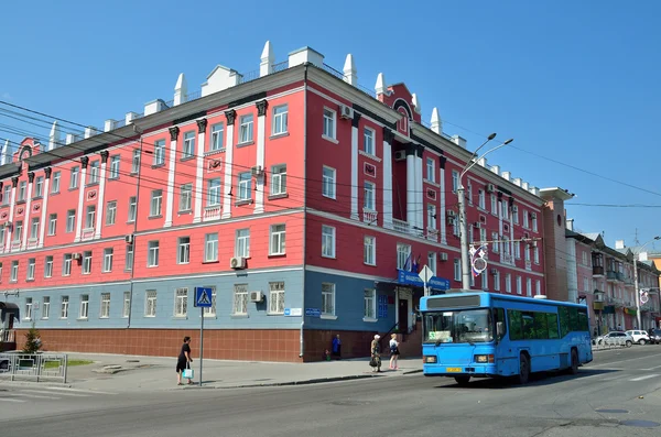 Barnaul, Russia, 17 agosto 2016. L'autobus passa davanti alla casa 41 su Lenin Avenue a Barnaul — Foto Stock