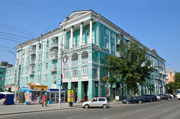 Barnaul, Ryssland, augusti 17, 2016. Människor som gick nära byggnad nummer 73 på Lenin Avenue — Stockfoto