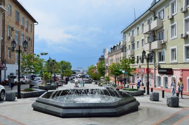 Vladivostok, Rusya, Haziran, 01, 2016. Fokina sokakta Vladivostok yaz aylarında yürüyüş insanlar