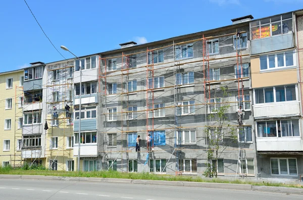 Владивосток, Россия, 01 июня 2016 г. Ремонт и реставрация типичного пятиэтажного здания — стоковое фото