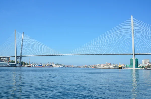 Oroszország, a híd az Aranyszarv-öböl, Vlagyivosztok a napsütésben — Stock Fotó