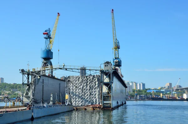 Vladivostok, Rusia, 03 de junio de 2016. Vladivostok, muelle flotante "Dalzavod " — Foto de Stock