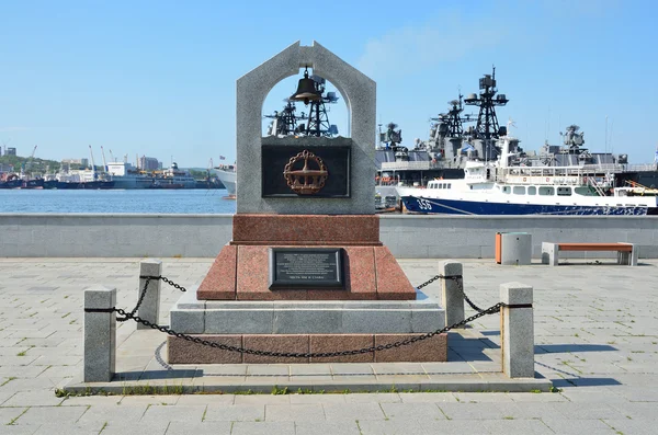 Vladivostok, Rusia, 03 de junio de 2016. Un monumento a los marineros-buzos en el terraplén de Karabelnaya en Vladivostok — Foto de Stock