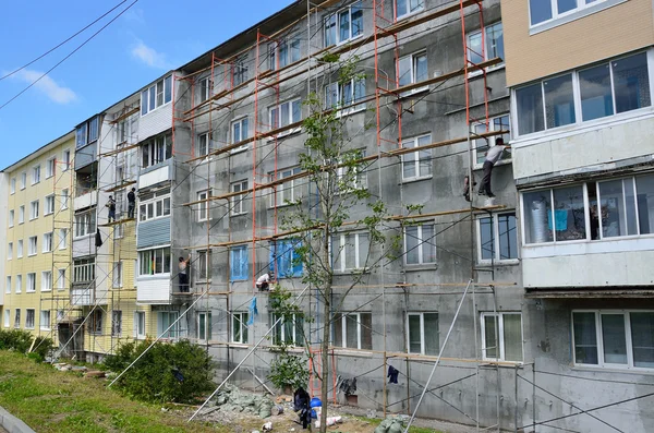 Владивосток, Россия, 01 июня 2016 г. Ремонт и реставрация типичного пятиэтажного здания — стоковое фото