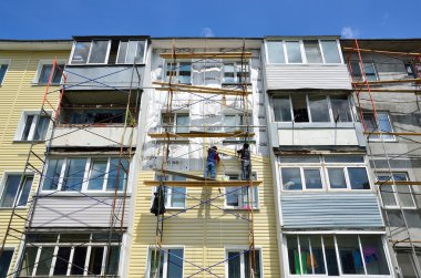 Vladivostok, Rusya, Haziran, 01, 2016. Onarım ve Restorasyon çalışmaları tipik bir beş katlı bina