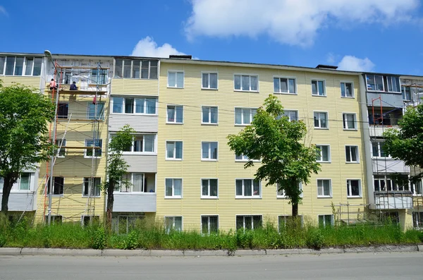 Vladivostok, Rusya, Haziran, 01, 2016. Onarım ve Restorasyon çalışmaları tipik bir beş katlı bina