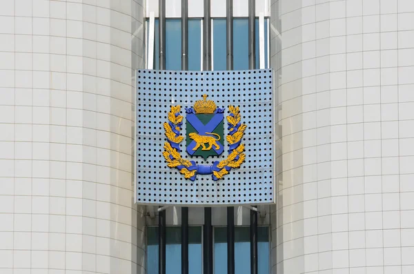 Vladivostok, Rússia, 03 de junho de 2016. O brasão de armas de Vladivostok no edifício da administração regional — Fotografia de Stock