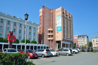 Barnaul, Rusya, Ağustos, 17, 2016. Arabalar Altay yakınındaki Barnaul Üniversitesi Devlet