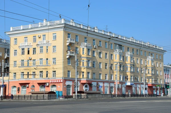 Barnaul, Rússia, 17 de agosto de 2016. A casa está no cruzamento da Avenida Lenin com a Avenida Builders em Barnaul — Fotografia de Stock