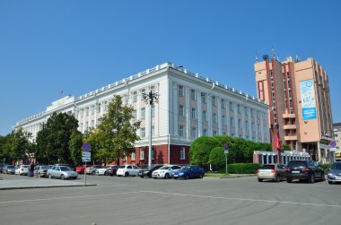 Barnaul, Rusya, Ağustos, 17, 2016. Arabalar Altay yakınındaki Barnaul Üniversitesi Devlet