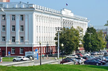 Barnaul, Rusya, Ağustos, 17, 2016. Arabalar Altay yakınındaki Barnaul Üniversitesi Devlet