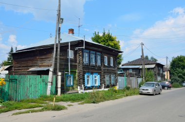 Barnaul, Rusya, Ağustos, 17, 2016. Arabasın Barnaul Polzunov Caddesi üzerinde eski ahşap evin yanında
