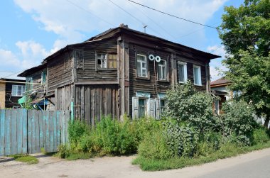 Barnaul, Rusya, Ağustos, 17, 2016. Barnaul Polzunov sokak yaz aylarında eski ev