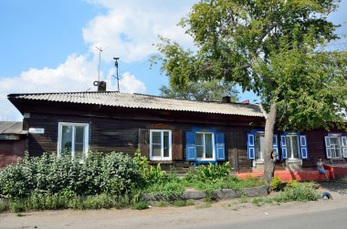 Barnaul, Rusya, Ağustos, 17, 2016. Barnaul Polzunov sokak yaz aylarında eski ev