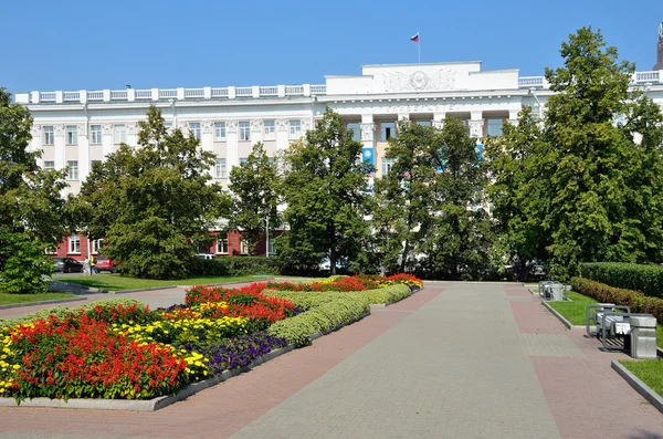 Barnaul, Russia, August, 17, 2016. The square in front of Altai state University in Barnaul — Stock Photo, Image