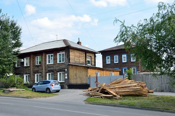 Barnauł, Rosja, 17 sierpnia 2016 roku. Stare domy przy ulicy Nikitin w Barnauł w lecie — Zdjęcie stockowe