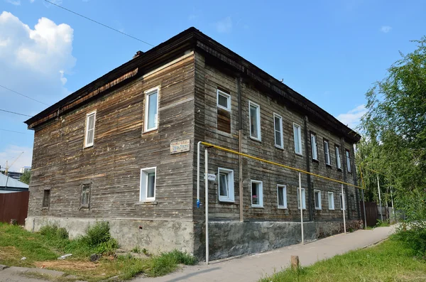 Barnaul, Rússia, 17 de agosto de 2016. A casa velha na rua de Nikitin em Barnaul no verão — Fotografia de Stock