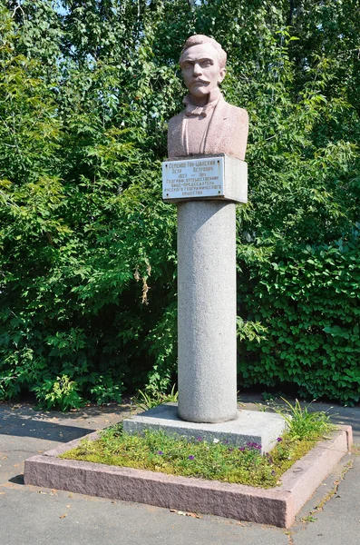 Barnaul, russland, 17. august 2016. das denkmal für den geographen, reisenden, stellvertretenden vorsitzenden der russischen geographischen gesellschaft petr petrovich semenov tyan-shansky im zentrum von barnaul — Stockfoto