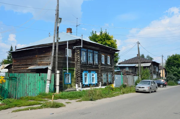 Barnaul, Ryssland, augusti 17, 2016. Bilen är nära det gamla trähuset på gatan av Polzunov i Barnaul — Stockfoto