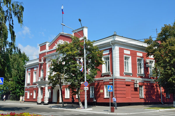 Барнаул, Россия, 17 августа 2016 г. Люди, идущие возле здания городской администрации в Барнауле
