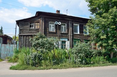 Barnaul, Rusya, Ağustos, 17, 2016. Barnaul Polzunov sokak yaz aylarında eski ev