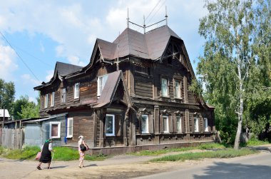 Barnaul, Rusya, Ağustos, 17, 2016. İki yaşlı kadın nea eski ev Barnaul Polzunov Caddesi üzerinde yaz aylarında yürüyüş