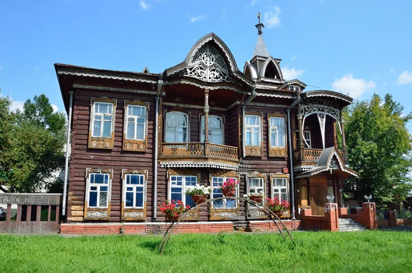 Barnaul, Oroszország, augusztus, 17, 2016-ban. Kereskedők háza Shadrins-Barnaul Krasznoarmejszkij Avenue-n. Dekoratív elemek — Stock Fotó