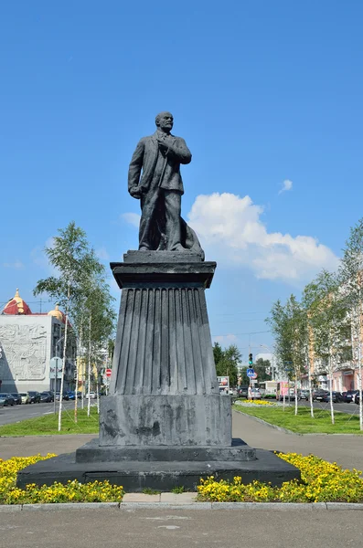 바르나울, 러시아, 8 월 17, 2016. 바르나울 레닌 애비뉴, 러시아에의 센터에서 블라디미르 레닌에 기념물 — 스톡 사진